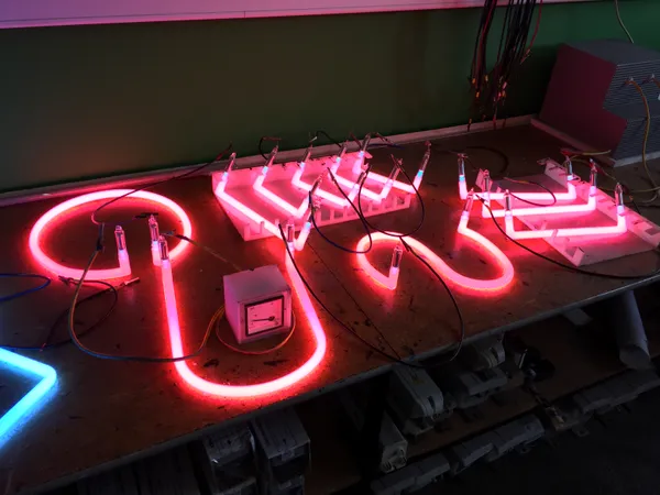Klassische Neonschrift — neon 2 — NEON Geissler
